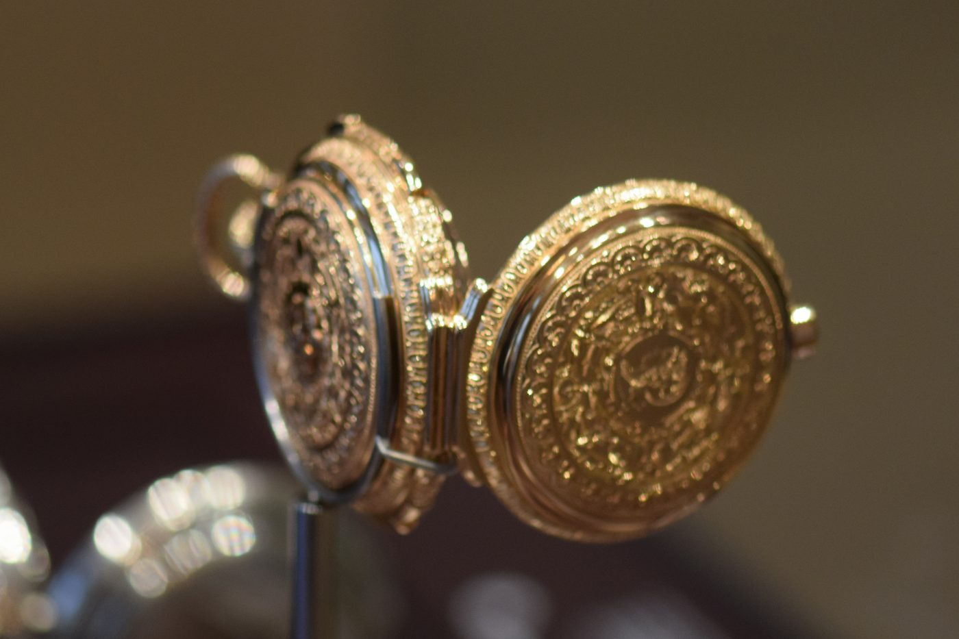 Hand-engraved gold pocket watch case